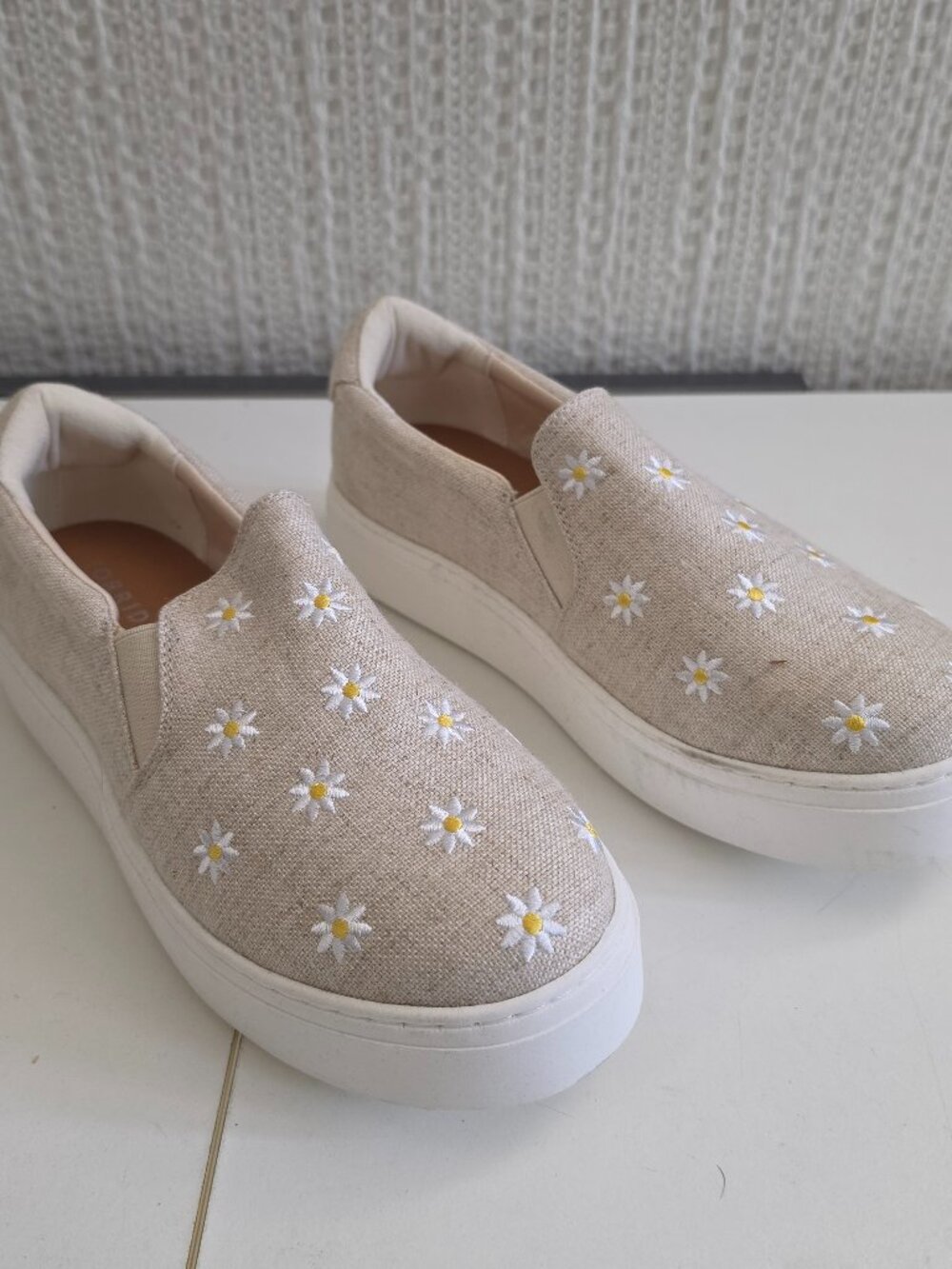 Torrid Tan Embroidered Daisy's Slip on Shoes Women's Size 8.5WW